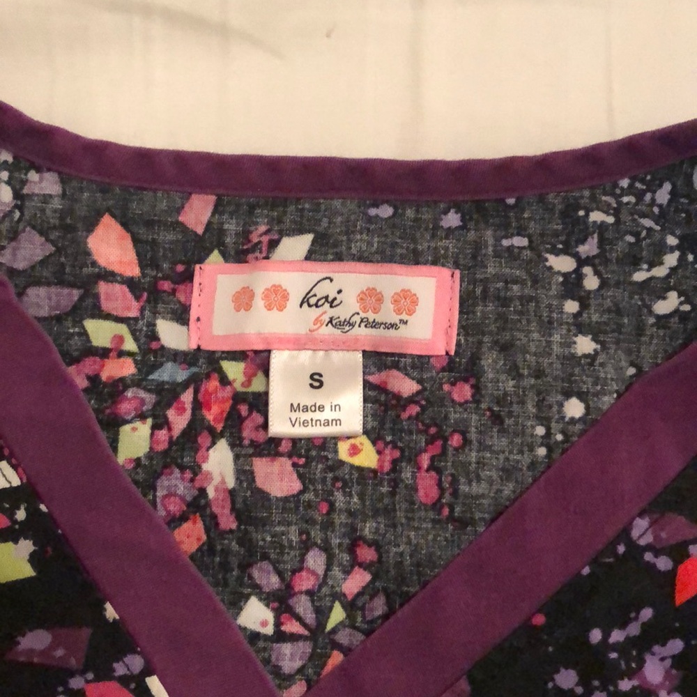 Fun pattern scrub top - Picture 2 of 2